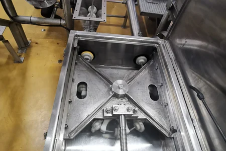Drive unit for cable drag conveyor