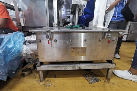 Inlet hopper for tubular cable conveyor