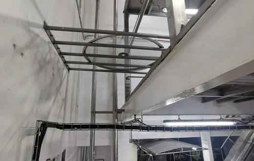 Cable drag conveyor for fine chemicals