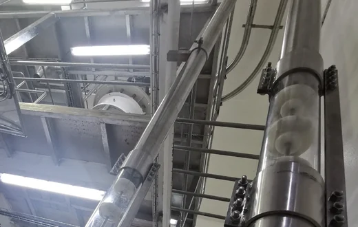Tubular cable conveyor for plastic pellets