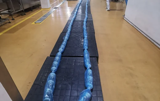 Cable drag conveyor for snacks and fragile products